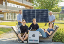 Smarte Jugendliche laden Handy mit der Sonne auf