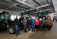 Landtechnik Gramer übergibt drei Deutz-Fahr-Traktoren