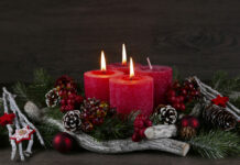 Advent, schau, wie die Kerze brennt