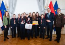Feuerwehr-Mädchen vom Kanzler geehrt