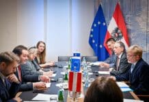 Arbeitsgespräch nach Walzerklängen