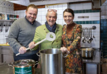 Kochlöffel als Stafette weitergegeben