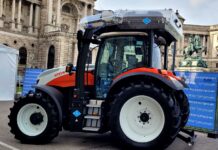 Ein rot-weiß-roter Wasserstofftraktor vor der Hofburg