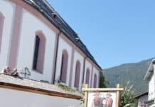 Großer Festumzug: Dorfleben in Breitenbach am Inn