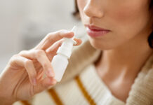 Mit Nasenspray effektiv Erkältungen abwehren