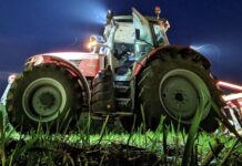 Ein großer roter Traktor