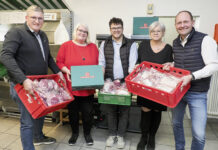 Schweinebauern spenden 11.000 Fleischpakete