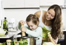 Kinder an den Herd: Helfen und dabei viel lernen