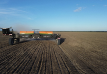 Düngerstreuen in riesigen Nexat-Dimensionen