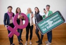 Junge Bäuerinnen zeigen, was am Bauernhof geschieht