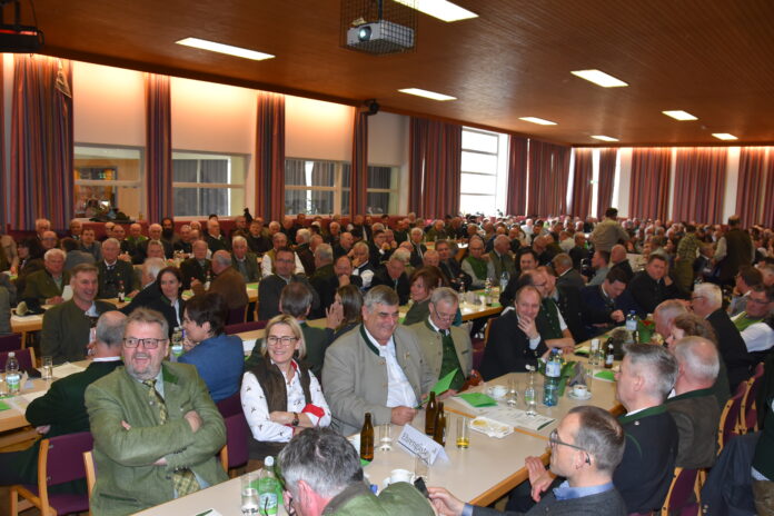 Voll Besetzter Saal Mit Jägern Aus Dem Ganzen Bezirk