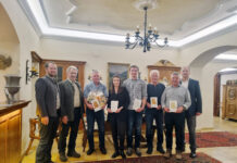 Käserebellen vergeben Milchgütesiegel für beste Heumilch