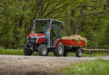 Kleiner, aber feiner roter Traktor