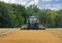 Ein Fendt mit Bestwerten am Feld und auf der Straße
