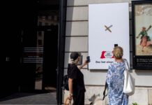 Salzstangerl an Museumswand